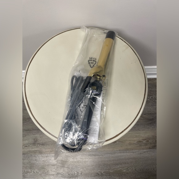 New sealed Hot Tools Pro Signature 1 1/4 inch curling iron - Picture 3 of 3